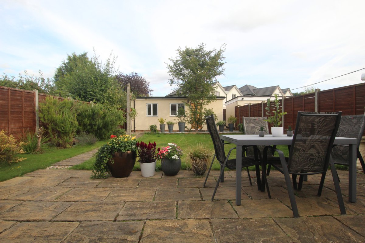 VincentShawRes's tweet image. 🔴#ForSale: spacious extended #3bed #semi with a detached #annexe on #PeverelRoad #Cambridge.  Living accommodation is well presented internally and viewing is highly recommended.  £500,000 🏡