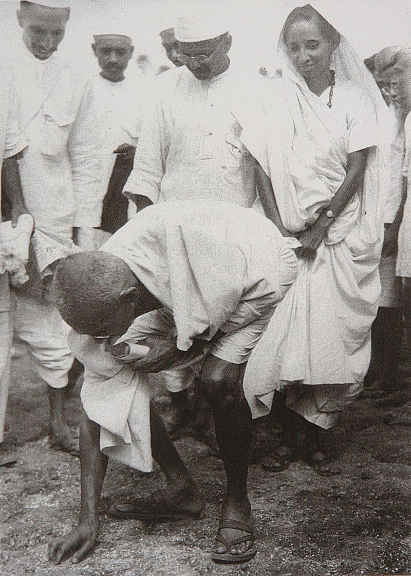 aakharbhojpuri's tweet photo. नून बिना फीका...

~ शशि रंजन मिश्र

भोजन में नून ना रहे त स्वाद बेसवाद हो जाला। केतनों बढ़िया मर-मसाला से चटकदार भोजन रहे, नून ना रहे त सब फजूल बा। ई उहे नून ह जवन समुंदर के पानी में घोराइल बा आ जवना के किसान आपन देह गला के लोग के जीभ के स्वाद बढ़ावेला । किसान के देह के पोरे पोर से टपकत पसीना एह निमक के गुन बढ़ा देला । एकरा के असही रामरस ना कहाए... एतना सहजे मिलेवाला निमक कबो एतना सहज ना रहे। ई सफेद निमक के इतिहास बड़ा लहूलुहान बा। एह निमक के पाछे यूरोप के देशन में कई गो लड़ाई आ ना जाने केतना जान माल के नोकसान भइल। इतिहास में लोग एकरा से व्यापार में लेनो देन करत रहे। एह निमक के ई महातम कि लोग एकरा के पबितर माने। निमक के इज्जत रहे। लोग एकरा के आपन आन मानत रहे आ निमक के किरिया खा के जान दे देत रहे। निमक खा के ओकर आन रखे वाला आ बदल जाये वाला खातिर बाद में कुछ शब्दन के रचना भइल।

भारत में निमक के उपयोग कई सदी से होता। सिंध के पहाड़ से निकलल सेंधा निमक जहाँ उत्तर भारत के स्वाद बढ़ावे ओहिजे दक्खिन भारत के निमक समुंदर से मिल जात रहे। किसान खेत में समुंदर के पानी के भाप बना के उड़ा देस आ जमीन में बांचल निमक के बटोर लेत रहन। ई निमक सबके खातिर कम दाम पर उपलब्ध रहे। देश में जब ब्रितानवी शासन भइल त उ जर-जमीन पर कब्जा करत करत देश के खनीज-संपदा के दूहे लागल। एहिजा के धन संपती ब्रिटेन भेजाये लागल। एहिजा के लोगन से खेती बारी आ जमीन पर अंग्रेज़ सरकार रैयत वसूल करे। कवनों खुला व्यापार के पाबंदी लाग गइल। अगर व्यापार करे के होखे त अंग्रेज़ सरकार के खजाना में कर चुकावे पड़े। हालत ई कि आपने उपज के खाये खातिर कर देवे पड़े। एह अंगरेजी सरकार के जुलुम आउर बढल जब उ निमक के बनावे आ बेचे के सब अधिकार अपने ले लेलस। निमक किसानन के रोजी रोटी त मरइबे कइल, आम जनता के रोटी संगे निमको पर आफत आ गइल। अंग्रेज़ सरकार आपन बनावल निमक ऊंचा दाम पर बेचत रहे । भारत में यूरोप के बनावल निमक बेचाए लागल जे कवनों गरीब खातिर पहुँच से बाहर रहे।

19वीं शताब्दी के शुरुआत में एह निमक पर लगावल कर आ एकर व्यापार के लेके भारत के लोग बिरोध कइल। धीरे-धीरे ई विवाद बढ़त गइल। 1917 में गांधी जी बिहार के नीलहा किसानन खातिर सत्याग्रह कर के जीत चुकल रहन। ओकरे बाद अंग्रेज सरकार उनकर सत्याग्रह आंदोलन के आगे झुकल आ चंपारण के किसानन के दशा सुधरल। गांधी महतमा में लोग के आपन उद्धार करे वाला लउकल। निमक किसानन के दुर्दशा आ निमक पर कर के बात उनका बहुते अखरल। 1930 के शुरुआत में गांधी जी एह निमक कर के बिरोध करे के फैसला कइले। निर्णय भइल कि गुजरात के साबरमती आश्रम से दांडी के समुंदर तट तक पैदल जतरा कइल जाई आ आगे के रणनीति ओहिजे तय होखी।

गांधी जी के साथ साबरमती आश्रम से कुल 78 लोग मरद मेहरारू के झुंड निकलल। टोली में केहू एकतारा लेलस त केहू ढोलक... गांधी बाबा दूल्हा बनी के आगे आगे चलले । साबरमती से दांडी के 395 किलोमीटर के जतरा में ई टोली जहां से गुजरे लोग साथे हो जास। 12 मार्च से शुरू भइल ई जतरा आपन 24वां दिन 6 अप्रैल के अपना साथे 50,000 जन समूह के दांडी पहुंचल। लोग एह जतरा के देख के कहे कि जइसे उज्जर नदी बहत जात होखे । एकर कारण ई रहे कि उज्जर खादी पहिरले 50,000 मरद मेहरारू के टोली सत्याग्रह के नदी बन गइल रहे।

6 अप्रैल के बिहान गांधी जी समुंदर के किनारे से मुट्ठी भर निमक उठाके निमक कानून पर लागल रोक के तूड़ देले आ लोग से आवाहन कइले कि अब निमक बनावल जाव। अंग्रेजियो सरकार दू महिना तक आँख मुंदले रहल आ कवनों धर-पकड़ ना भइल। गांधी जी आ टोली समुंदर के किनारे किनारे दक्खिन ओर बढ़त रहे आ निमक बनावत रहे। दांडी से 40 किलोमीटर दक्षिण मे धरसाना नाम के एगो जगह बा ओहिजा निमक के बनावे आ सफाई के कारखाना रहे। ओहिजा एगो सत्याग्रह के जोजना बनल आ उहो ओह घरी के कांग्रेस पार्टी बनवलस। एकर खूब प्रचार प्रसार भइल। बात अंग्रेजन तक चहुंपल बाकी कार्यक्रम से पहिलहीं गांधी जी के गिरफ्तारी हो गइल। फेर त जंगल में आग लागल, देश आ विदेश में ई निमक आ एकर सत्याग्रही लोग के चर्चा छप गइल। ब्रितानी सरकार के चोट पर पहिला बेर नून रगड़ा गइल रहे। ई आंदोलन एक साल चलल आ लगभग 60 हजार लोग जेल गइले । केतना काल कालवित भइले आ केतना लोग अंग्रेजन के जुलुम सहले उ बेहिसाब बा। बाकि एक साल बाद 1931 में आपन निमक के विजय भइल।

एकरा बाद 1931 के सितंबर से दिसंबर तक लन्दन में दुसरका गोलमेज़ सम्मेलन होत रहे आ ओहमें कांग्रेस के ओर से खाली गांधी जी अगुवाई कइले। ओह सम्मेलन में उ भारत के पूर्ण स्वराज के मांग कइले। बाकि ब्रितानी सरकार के घाव पर नून अबहीं लागले रहे , उ तिलमिला गइल आ गांधी जी प्रस्ताव नकार देलस।

15 अगस्त 1947 के देश आजाद भइल आ देश आजादी के पचहत्तरवां (अमृत महोत्सव) मना रहल बा। एह आजादी के आवे में ना जाने केतना आंदोलन भइल आ केतना खून बहल बाकि बिना निमक के ई सांचहूँ फीका रहे। ना निमक के मोल बुझाइत ना आजादी आइत।

त अगिला बेर निमकदानी के उज्जर निमक के देखीं त एकर लाल इतिहास के जरूर इयाद करीं। आ कम से कम ओह 60 हजार स्वतन्त्रता सेनानी के आँसू आ दर्द के अहसान मनायीं कि आज ई निमक राउर स्वाद बना रहल बा।
