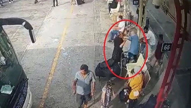 Bursageyiik's tweet photo. Bursa'da otobüs beklerken kavga eden iki yolcu aynı anda kalp krizi geçirdi.

Yolculardan biri hayatını kaybetti. https://t.co/75Nis2tjFC