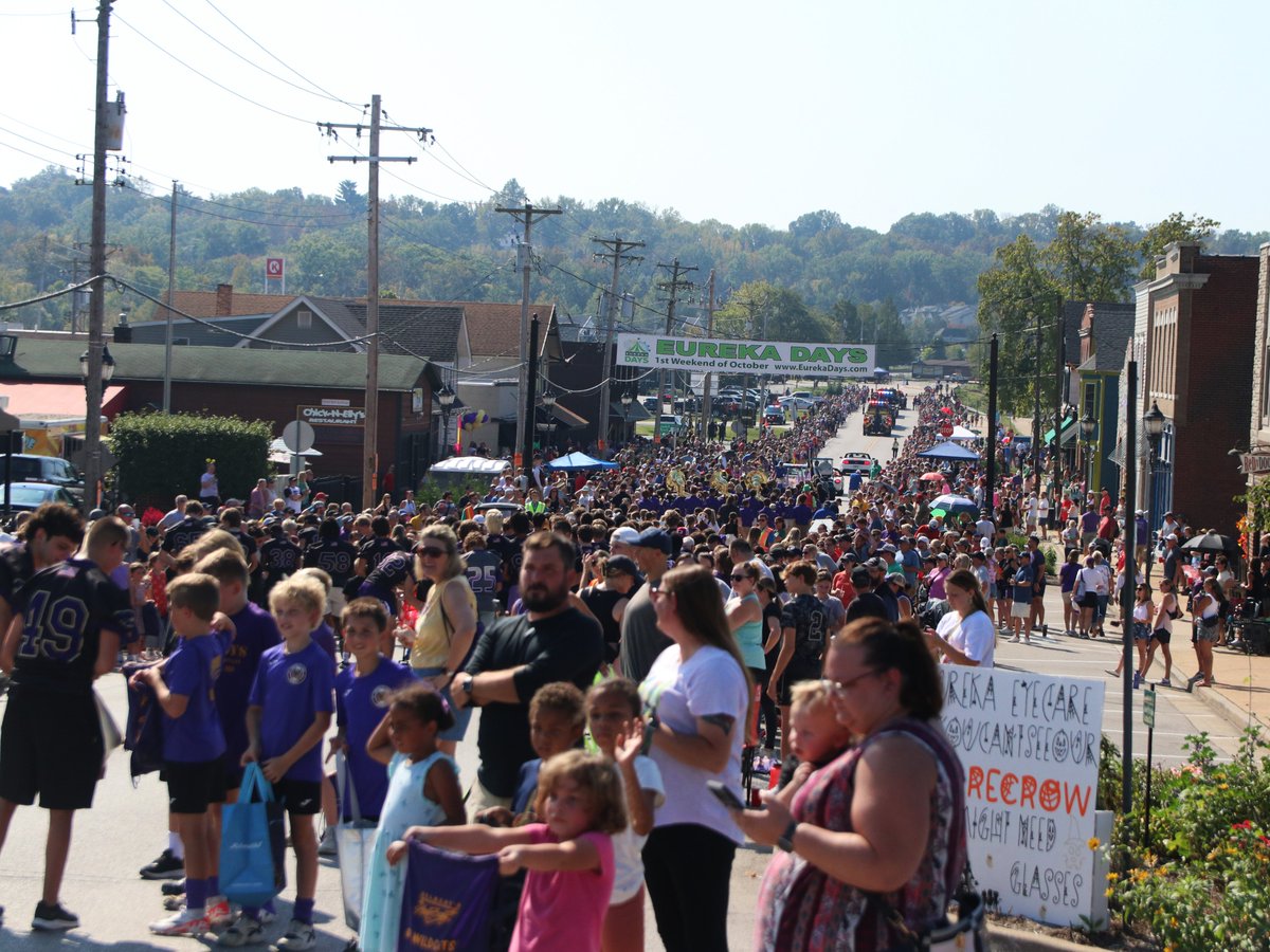 rockwoodschools's tweet photo. The Eureka community was out in full force Saturday for the annual Eureka Days parade! Students, staff members and families from our Eureka quadrant schools -- as well as Rockwood representatives -- were on hand to join in the fun! #WeAreRockwood #ForwardwithCommunity https://t.co/6YiBEnubJR