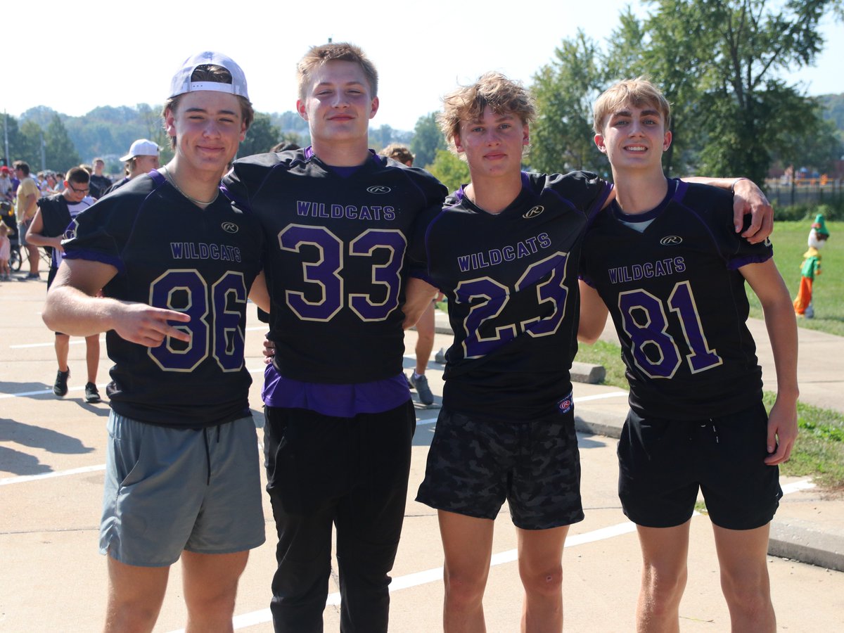 rockwoodschools's tweet photo. The Eureka community was out in full force Saturday for the annual Eureka Days parade! Students, staff members and families from our Eureka quadrant schools -- as well as Rockwood representatives -- were on hand to join in the fun! #WeAreRockwood #ForwardwithCommunity https://t.co/6YiBEnubJR