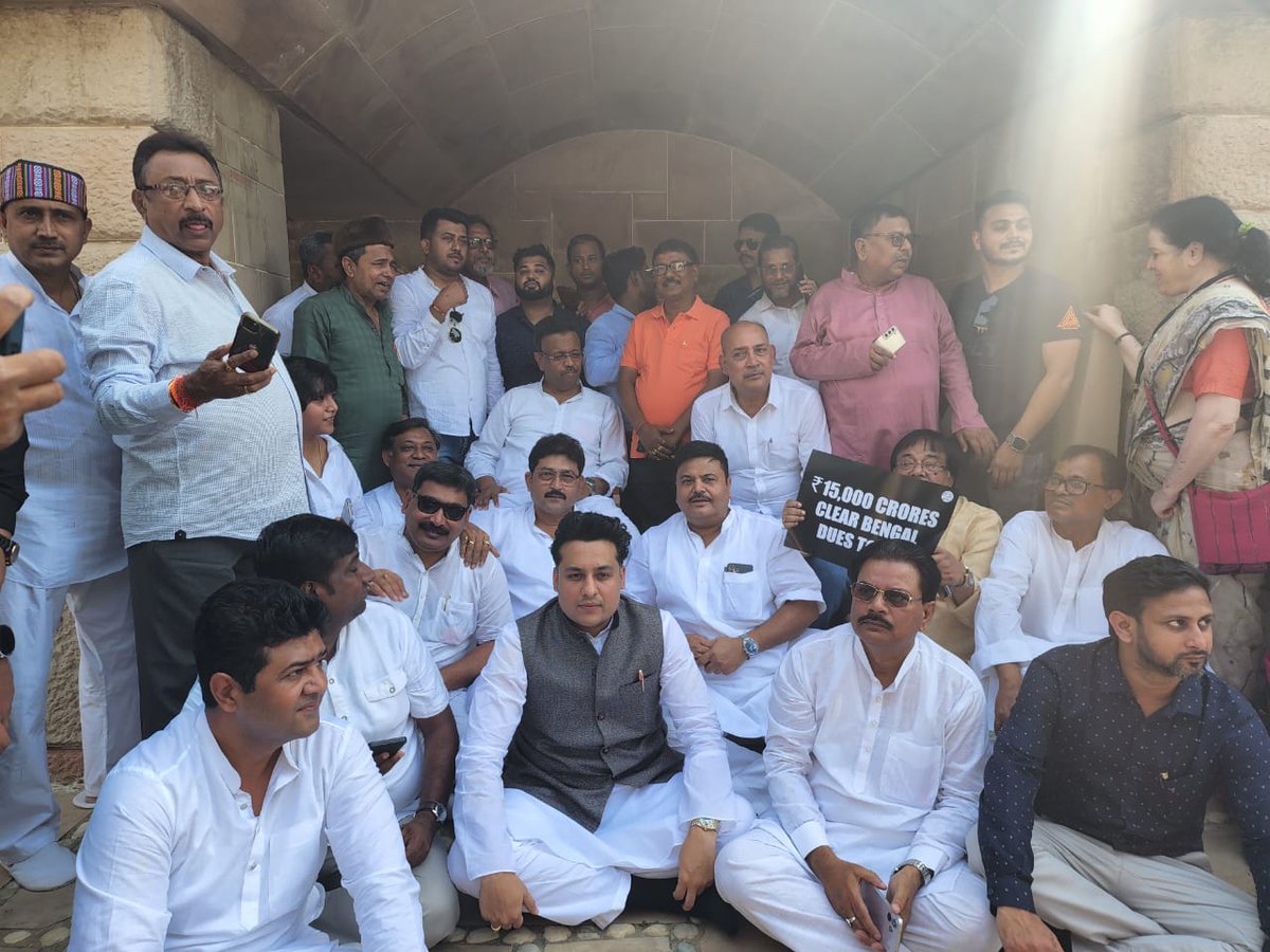 FirhadHakim's tweet image. Our fight for the people of Bengal at Raj Ghat on the auspicious day of #GandhiJayanti
Fighting for the rights of the oppressed is always filled with hurdles but we the followers of Bapu showed the people in power the impact of a peaceful protest. 
Pictures from today&apos;s…