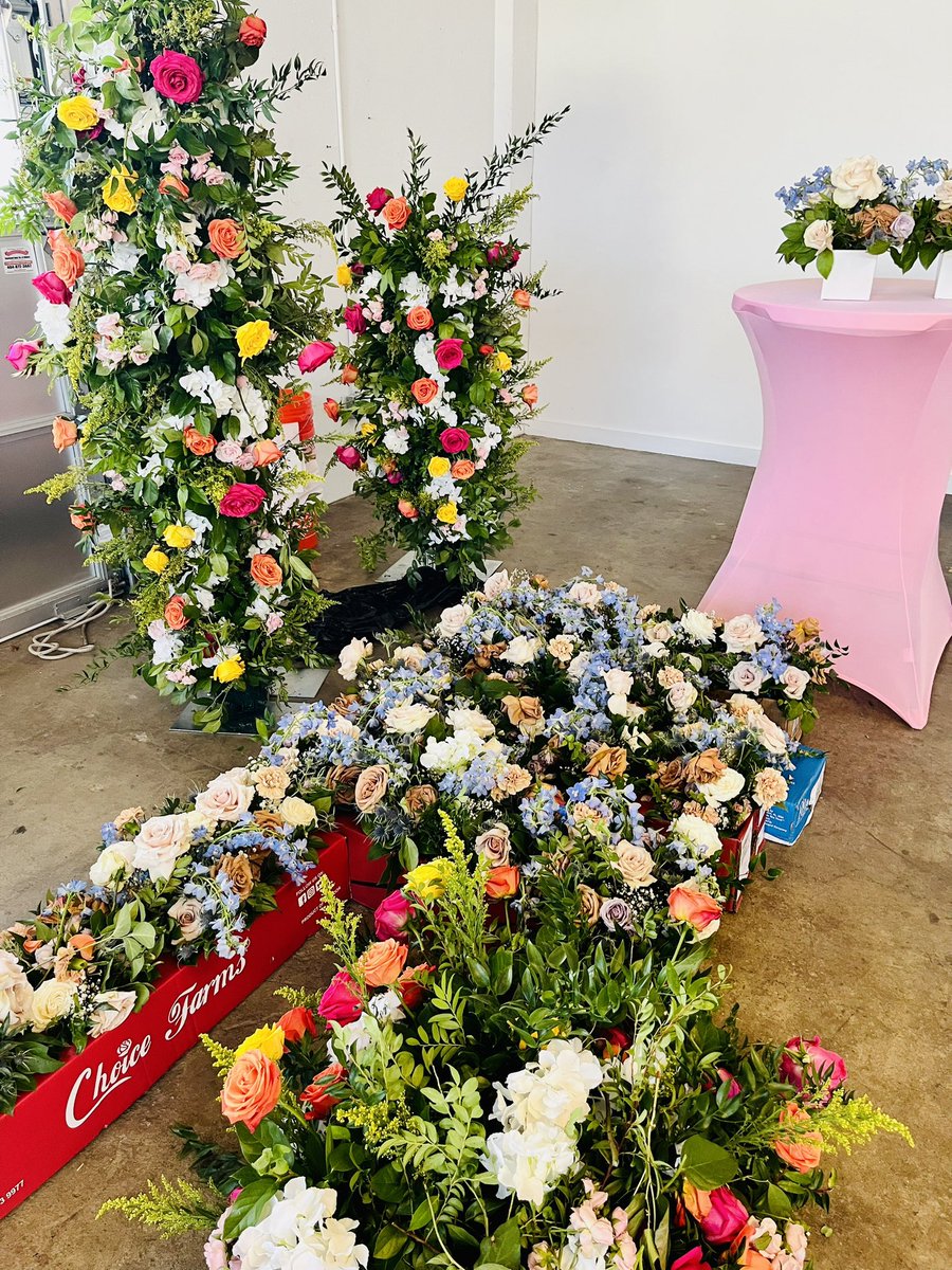 PinkandBlooms's tweet photo. Mondays are for prep.
Mondays are for reflection from past weekends event.
Mondays are for cleaning vessels.

[What does your Monday look like today?]

October is quite the month for events! Back to back events and endless set ups and breakdowns. I love it here 💯 https://t.co/HXgzt3FLkj