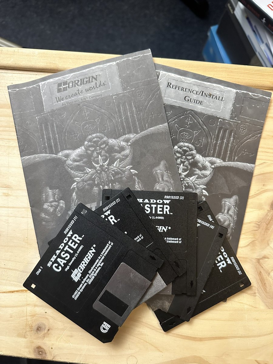 NeuesAusDemNest's tweet photo. Zum heutigen #Retromontag geht es 30 Jahre in die Vergangenheit. #Shadowcaster erschien ein Jahr nach Ultima Underworld und bot - für damalige Verhältnisse und einen entsprechenden Rechner vorausgesetzt - grandiose Optik und atemlose Achtion auf 5 HD-Disketten.
#Retrogaming #PC https://t.co/mcPhCmE1Fz