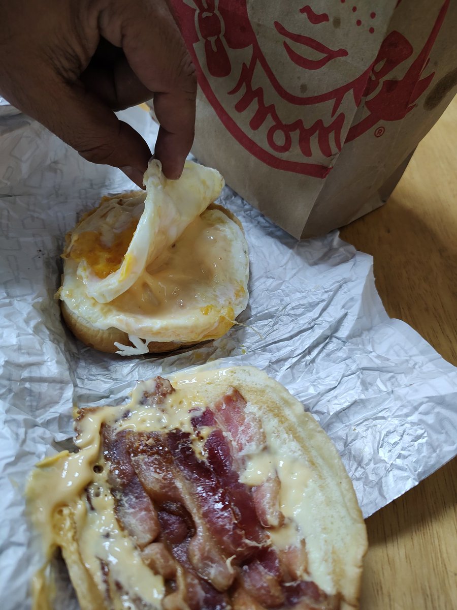 Chef_RobGodoy's tweet photo. Lo que ofrece @Wendys_sv versus lo que me entregan, no puede ser que que me pongan doble huevo y que su respuesta sea que porque no tienen salchicha me ponen doble huevo,  producto principal de sus desayunos y no tienen, no puede ser. Sean serios https://t.co/SnXdZXPJHj