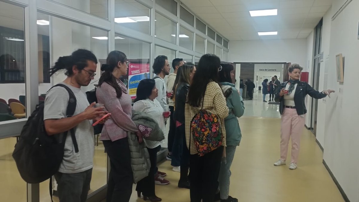 pedagogicaradio's tweet photo. El pasado viernes 29 de septiembre inauguramos la galería La Pedagógica Radio: 7 años de voces y sonidos que enseñan en la Biblioteca Central.

Agradecemos a todas las personas que asistieron, a los profesores y egresados que con sus palabras enaltecieron la labor de la emisora. https://t.co/eK5WFY6THU