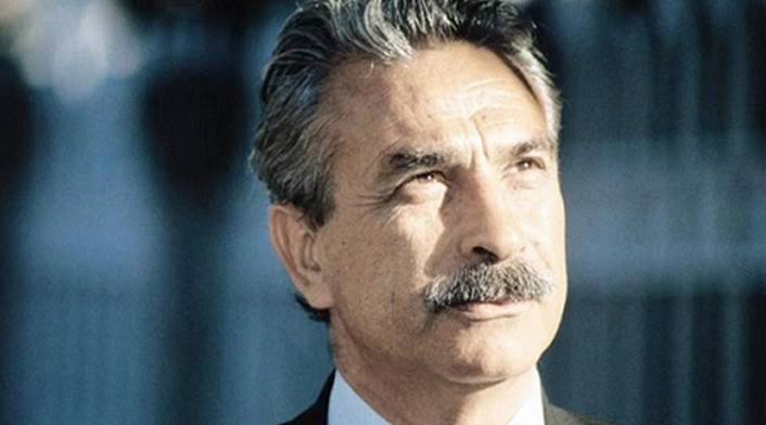 "Bugün yirmi yaşında bulunan bir genç kollarını sıvayıp çok emek ve sabır isteyen işlere başlamazsa önündekiler gibi boşu boşuna yaşlanacaktır."

İsmet Özel