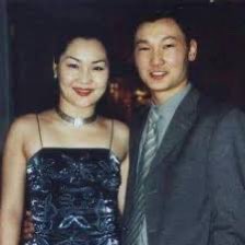 ТЭД ГЭРЛЭНЭ

Олон жилийн өмнө Соёл урлагийн их сургуулийн хоёр оюутан “Мөнхрөх ч биш дээ хоёулаа” гэдэг дууг хамт дуулж гарч ирээд, улмаар “Насны хайр” хэмээх дуугаараа Монголчуудыг байлдан дагуулж билээ.

Энэ л үеэс Монголын ард түмэн Жавхлан, Баясгалан хоёр гэрлээсэй хэмээн