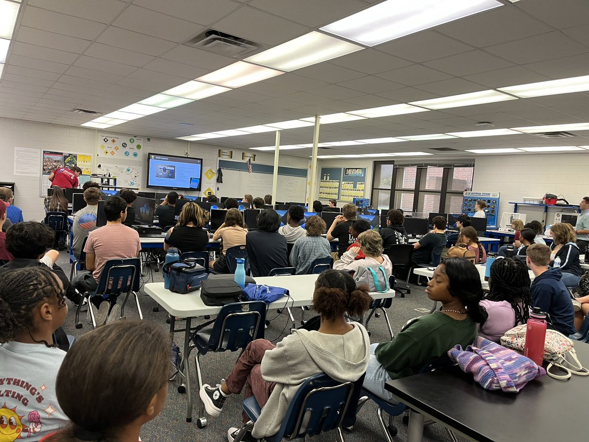 JenJT33's tweet image. 63 Ss in the UCF/NASA MUREP Aerospace Academy received guidance from undergraduate mentors on college apps and scholarship opportunities available in STEM related careers. Thank you to UCF for investing in our students’ futures!!! @MCPS_choice @MCPS_Secondary