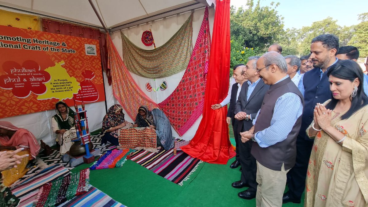 anishshah21's tweet photo. #MahindraFoundersDay was filled with incredible energy & enthusiasm at @TractorsSwaraj, Mohali. I was delighted to inaugurate a noble initiative under #ProjectPrerna, which is committed to preserving & promoting Punjab's rich Phulkari art. Overall, it was a fantastic day! https://t.co/BIftHrJTkW