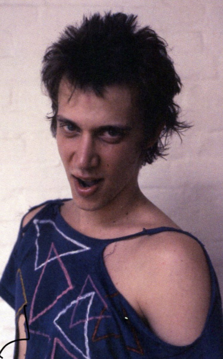 lyraskyofficial's tweet photo. 【Richard Hell/Blank Generation】和訳 Viva, Potential Generation! Blank の本当の意味→👠https://t.co/NzC7E4TI0g
どんなに偉大であっても才能があってもほんの一瞬の判断や行動で変わってしまい大成功したり大失敗する
宝の持ち腐れと伝説
その違いは何?2018/6/30 #RichardHell #blankgeneration https://t.co/CZwMzeldNQ