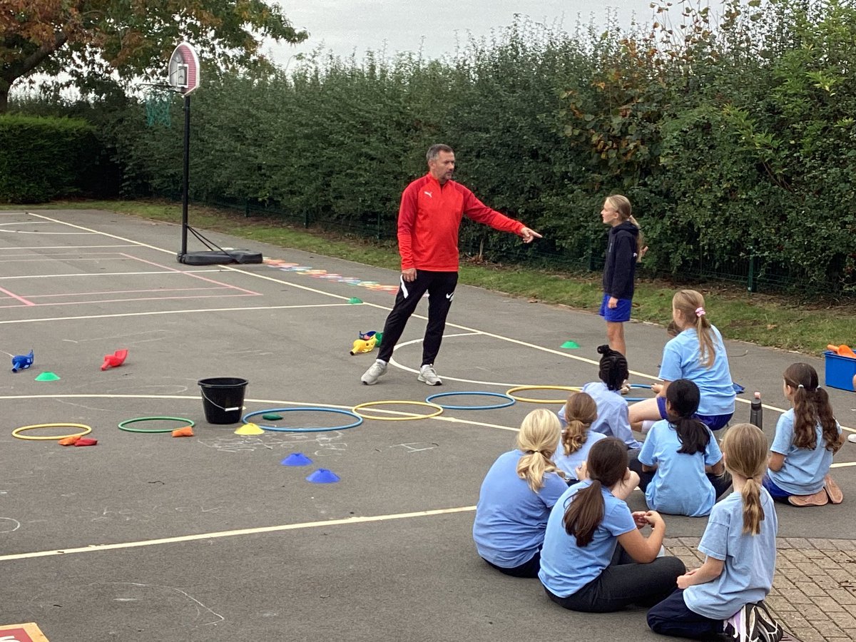 OurPrincethorpe's tweet photo. Some of our Y5/6 children had their playground leader training this morning. They are very excited to put their new skills into action and share what they have learnt with the rest of the school community. Thank you @Harris_SSP #Playleader https://t.co/JgZW2xeK0Y