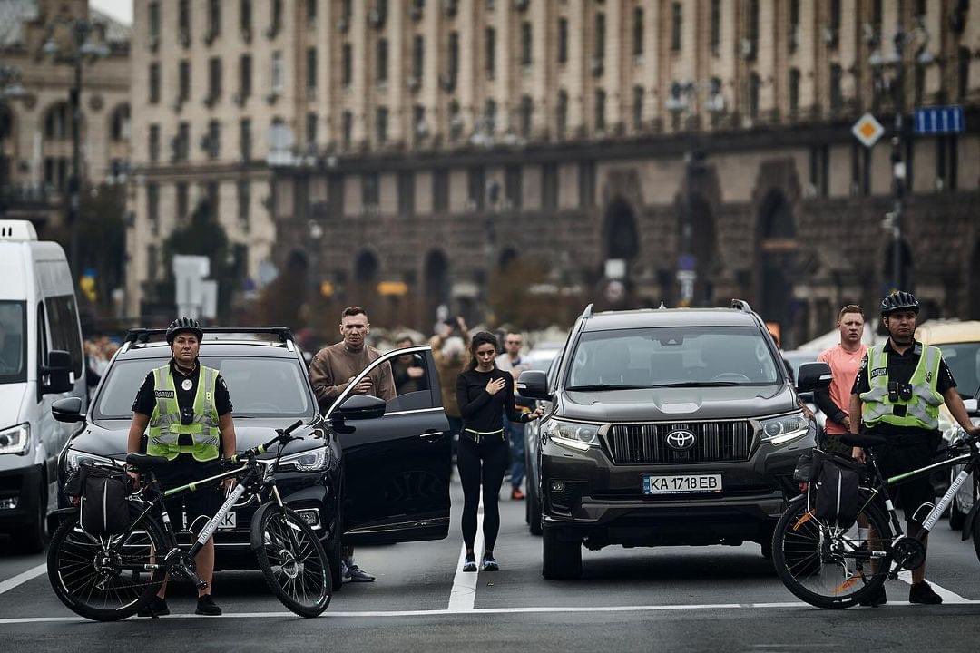 ElenaShostak1's tweet photo. 9.00 am, Kyiv, yesterday. Maydan Nezalezhnosti. Day of Defenders of Ukraine.
Everything froze for one minute. People and cars stopped to honor the memory of heroes who gave their lives for our freedom.
#inUkraine https://t.co/UQvJOVbTtD