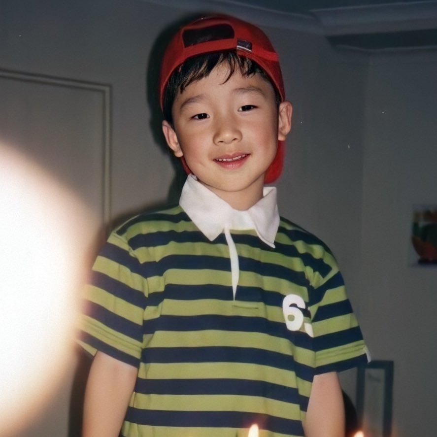 WORLDMUSICAWARD's tweet photo. Happy 26th Birthday to #BANGCHAN, #StrayKids' very handsome and super talented leader, Vocalist, Producer, Director, Dancer & Rapper, who sings like an Angel and is famous for his honey sweet voice! His role models are Drake, Cristiano Ronaldo and his Dad and his motto is "just enjoy"! #BANGCHAN is celebrating his 26th birthday on top of the world, trending at #1 Worldwide on X with #TwentySixHugsForBangChan 👏🎂🎉🌟👑💖
#HappyBangChanDay
#찬아_생일선물은_빅허그
#영원히_찬이_곁에_스테이
 #스트레이키즈