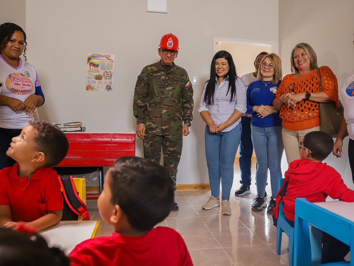 sugeyherreram's tweet photo. Reinauguramos el CEI Fernández Padilla, y quiero destacar la grandiosa labor de los vecinos del sector, quienes recolectaron 4.5 tonelas de plástico para aportar a la construcción del mobiliario y el parque para los niños!! https://t.co/jqVTSTPooi