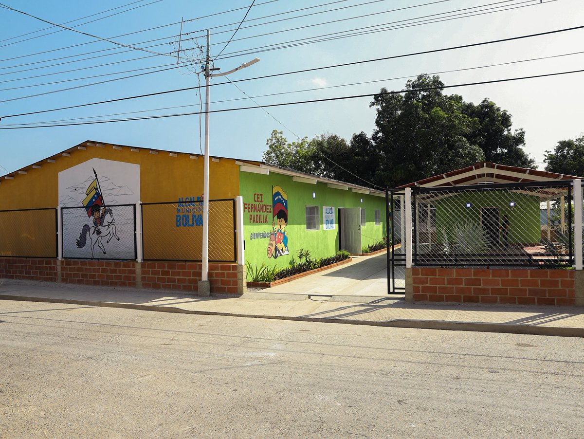 sugeyherreram's tweet photo. Reinauguramos el CEI Fernández Padilla, y quiero destacar la grandiosa labor de los vecinos del sector, quienes recolectaron 4.5 tonelas de plástico para aportar a la construcción del mobiliario y el parque para los niños!! https://t.co/jqVTSTPooi