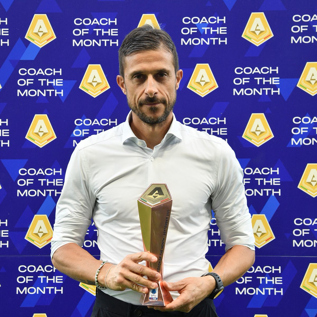 SerieA_ES's tweet image. 📸🏆 Mister Dionisi con su premio al #COTM de septiembre 👏

#SassuoloMonza