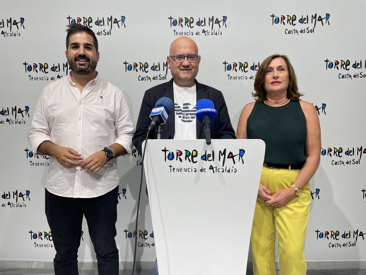 ✅ El primer teniente de alcalde del municipio de Vélez-Málaga y teniente de alcalde de Torre del Mar, Jesús Pérez Atencia; el concejal de Nuevas Tecnologías, David Segura; y la concejala de Industria y Comercio, Beatriz Gálvez, han presentado en la mañana de este lunes unas