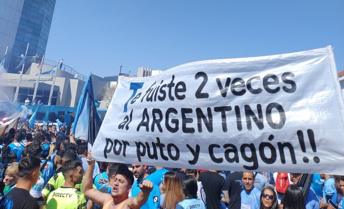 Exee22xT's tweet photo. Imaginate haber juntado 1 millón de pesos para comprar un pasacalles https://t.co/juMIuWqVtp