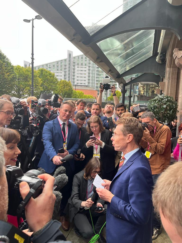 andy4wm's tweet image. I wasn’t expecting this in Manchester, but I won’t let HS2 go without a fight. 

The offer to the PM is there - work with me and the private sector, grip the costs, and build Britain’s future.