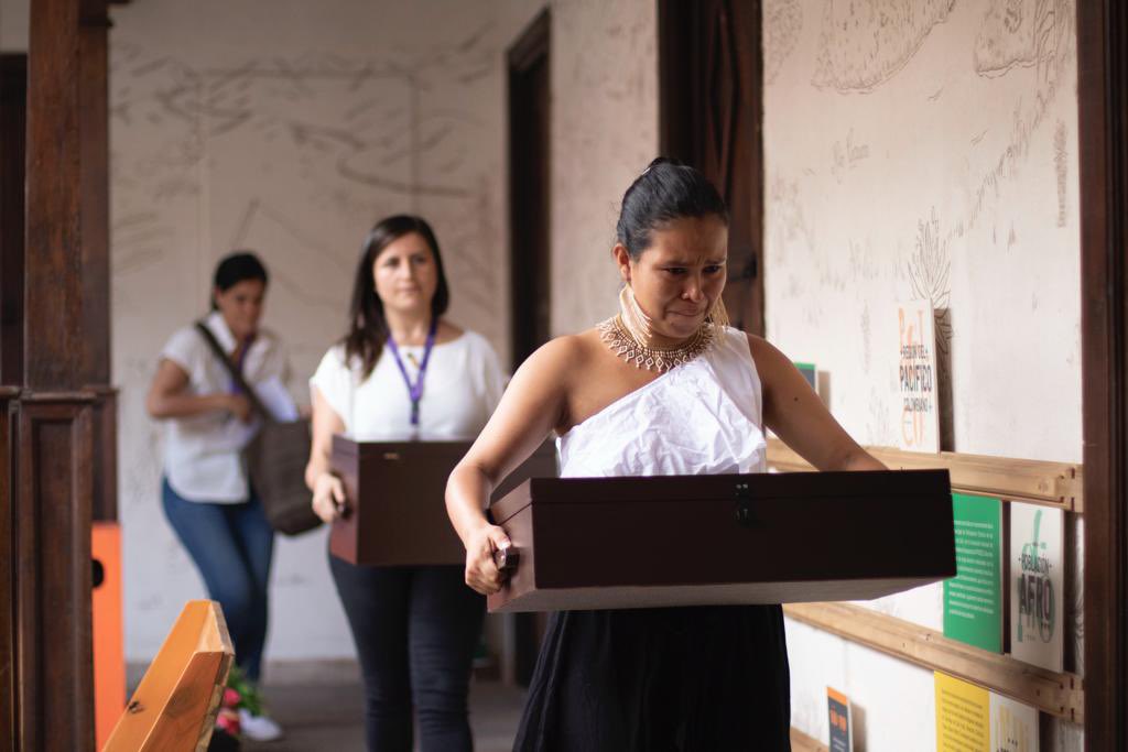 En articulación con la <a href="/JEP_Colombia/">Jurisdicción Especial para la Paz</a> entregamos dignamente el cuerpo de Daniel Hernández Ramírez, desaparecido en Santander de Quilichao, Cauca, en 1991. Daniel, excombatiente, murió en medio del conflicto armado, días después del nacimiento de su hija Daniela Mostacilla.