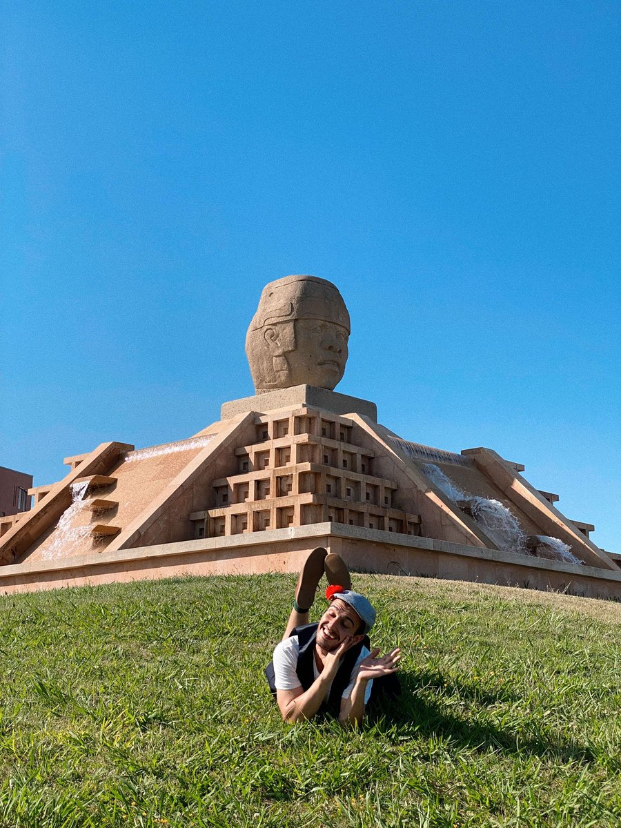 Notodofilmfest_'s tweet image. ¿Vosotros como vivís #Madrid? 🌹 Manuel Pico y Alejandro Pau nos muestran cómo lo hacen ellos en su corto emabajador 'Viv... Madr...'. 

Aquí os traemos la foto fija del rodaje de su #notodo para que os inspiréis a rodar vuestros cortos para el #PremioMadrid21Distritos.