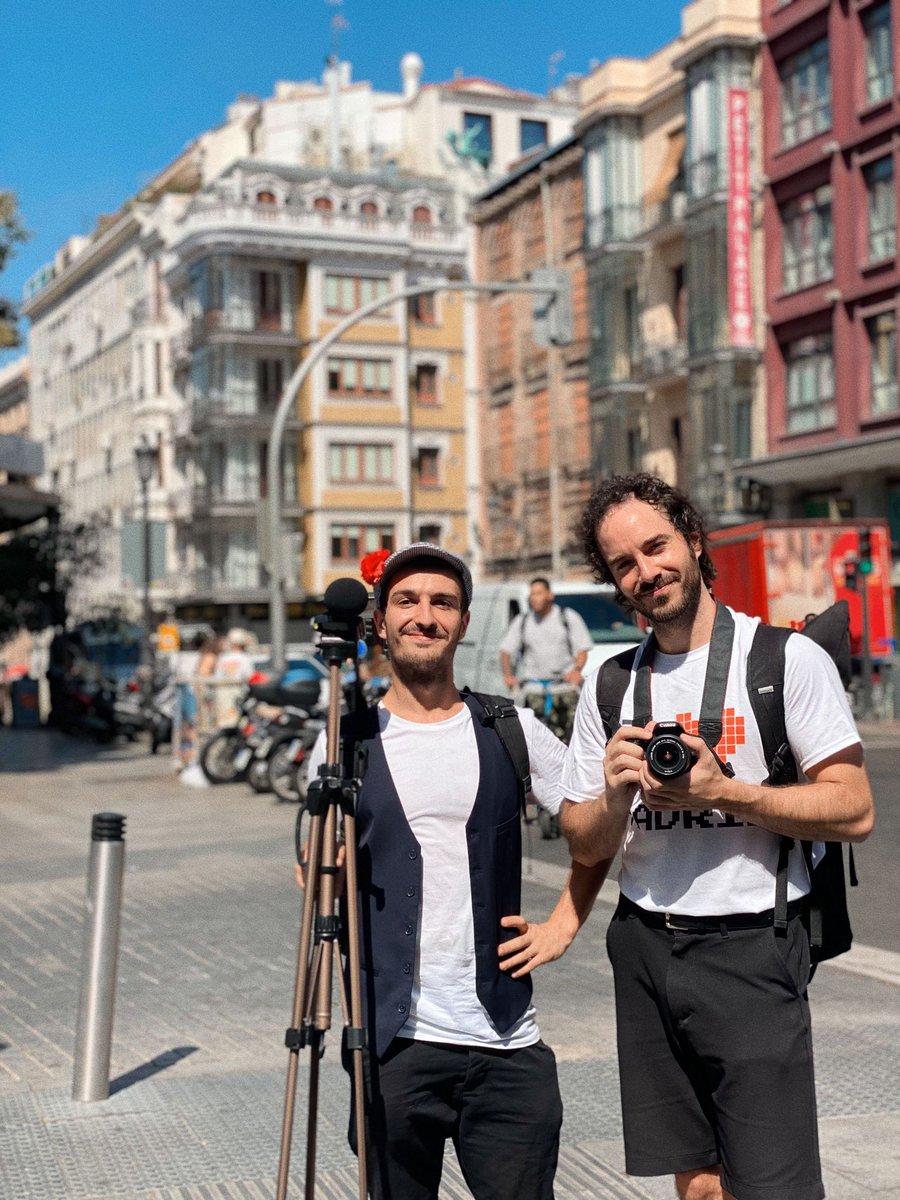 Notodofilmfest_'s tweet image. ¿Vosotros como vivís #Madrid? 🌹 Manuel Pico y Alejandro Pau nos muestran cómo lo hacen ellos en su corto emabajador 'Viv... Madr...'. 

Aquí os traemos la foto fija del rodaje de su #notodo para que os inspiréis a rodar vuestros cortos para el #PremioMadrid21Distritos.