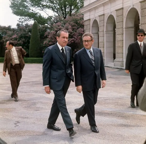 FutbolOblicuo's tweet photo. Hoy, en #HilosOblicuos, Guerra Fría, Castro, JFK, Krushev, béisbol y campos de fútbol en Cienfuegos.

'Henry Kissinger, U2 y misiles nucleares'.

Es junio de 1970, la guerra fría sigue sin eliminar de su ecuación la llamada “destrucción mutua asegurada” y Henry Kissinger, pepito grillo político de Richard Nixon, teme una escalada bélica en el Caribe después de la Crisis de los Misiles de 1962 y de los acuerdos firmados por John F. Kennedy y Nikita Krushev. 

Ese verano, sin embargo, la situación vuelve a tensarse. Obsesionada con los procesos revolucionarios latinoamericano, la inteligencia de Estados Unidos, acaba de descubrir que Cuba está ampliando la base naval de Cienfuegos, al sur de La Habana. 

“Un día de septiembre de ese año, no recuerdo la fecha, Henry Kissinger entró en mi despacho con un dossier fotográfico bajos sus brazos. ‘Bob, tienes que ver esto urgentemente’, me dijo. ‘Es la base de Cienfuegos, en el sur de Cuba’. Era la primera vez que oía hablar de esa ciudad, pero continuó: ‘Es un puerto marítimo y estas fotos muestran que los cubanos están construyendo campos de fútbol’. Tengo que ver al presidente ahora mismo. ¿Quién está ahí con él? Estos campos de fútbol pueden significar la guerra, Bob’ me dijo”. Los recuerdos son de H. R. Hadelman, jefe de gabinete del presidente Nixon, publicados en su libro ‘The Ends of Power’ (1978). 

“En aquella época, Estados Unidos estaba muy por delante de Rusia en el campo de la electrónica de puntería. Para contrarrestarlo, los soviéticos confiaban en enormes cabezas nucleares que no necesitaban ser apuntadas con precisión. Por eso buscaron la proximidad a Estados Unidos mediante submarinos nucleares y buques de superficie”, continuaba el hombre de confianza de Nixon. 

Aquellas fotografías tomadas por un avión espía U2 eran para el secretario de Estado la prueba irrefutable de que los soviéticos estaban regresando al continente. 

“¿Por qué la guerra?, Henry, respondí. ‘Porque los cubanos juegan al béisbol. Son los rusos los que juegan al fútbol’, me dijo”.