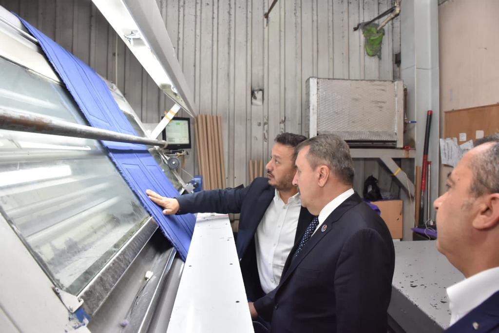 Mustafa_Destici's tweet photo. Denizli’de Poyraz Boya (Tekstil Boyama) Fabrikasını ziyaret ettik. İşletme sahipleri Emin Şen ve Can Cesur kardeşlerimiz sektör hakkında bilgi verdiler. 

Yatırım yaparak, üretime, istihdama ve ihracata katkı yapan herkese ülkemiz ve milletimiz adına teşekkür ediyoruz.
#Denizli https://t.co/YgiS0iPCU6