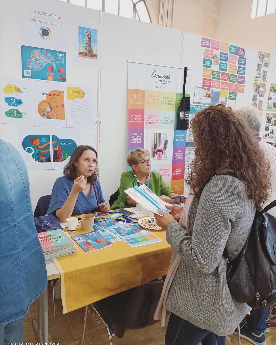 BilinguesPlus's tweet photo. On était ravie de participer à LinguaFest 2023 !  Nous avons partagé notre Glossaire de Bienvenue &amp; Guide de la Semaine des Langues avec enthousiasme, rencontré des pros de l'éducation et des passionnés des langues. Vivement l'année prochaine ! https://t.co/Kp128nOCEb