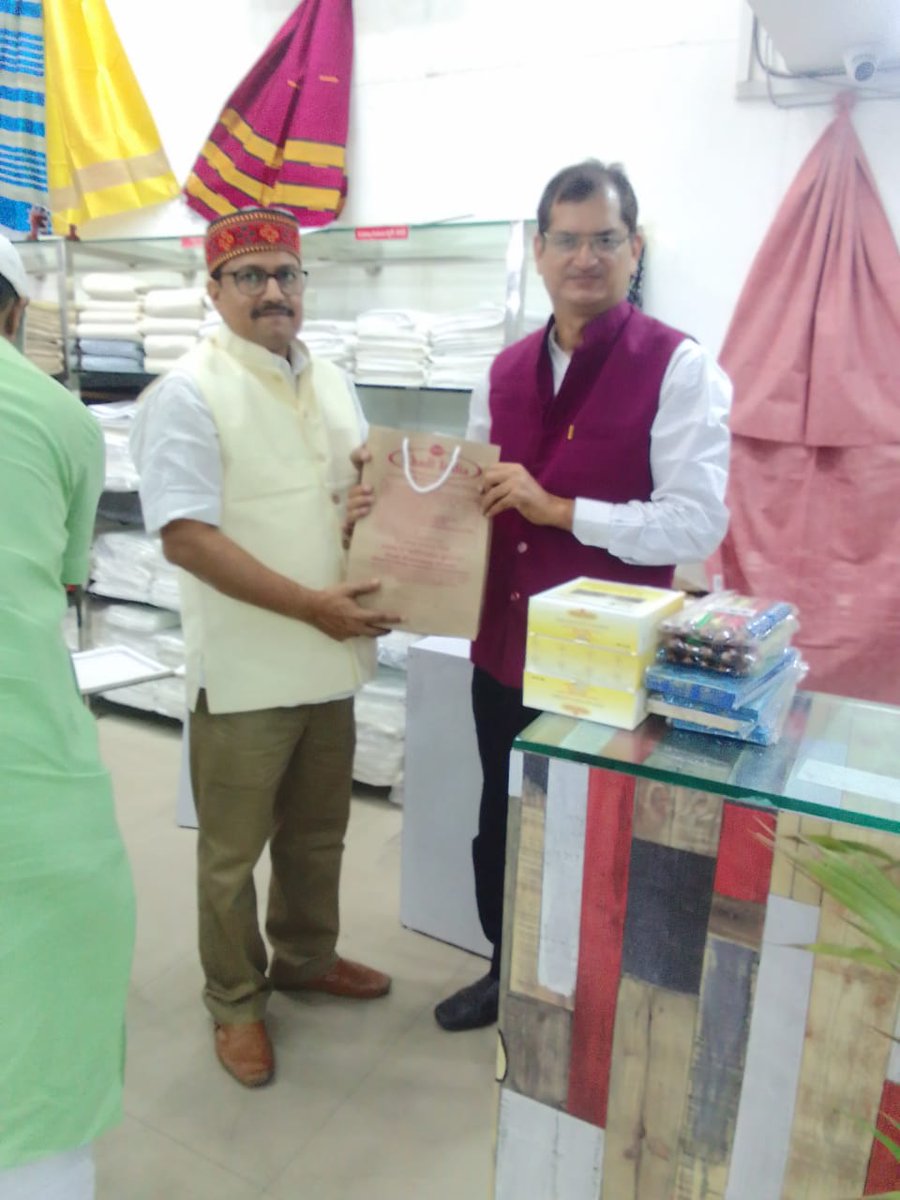 dineshpratapbjp's tweet photo. इस गांधी जयंती पर #MakeinIndia उत्पाद खरीदने का संकल्प लेते हुए खादी वस्त्रों की खरीददारी की ।
आइए हम सब मिलके #AatamnirbharBharat के बारे में जागरूकता फैलाएं।

#GandhiJayanti #Khadi https://t.co/edWgdkVr49