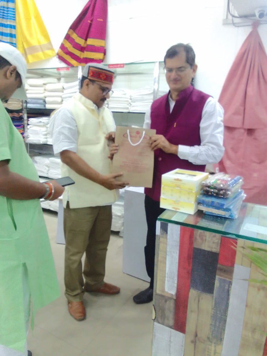 dineshpratapbjp's tweet photo. इस गांधी जयंती पर #MakeinIndia उत्पाद खरीदने का संकल्प लेते हुए खादी वस्त्रों की खरीददारी की ।
आइए हम सब मिलके #AatamnirbharBharat के बारे में जागरूकता फैलाएं।

#GandhiJayanti #Khadi https://t.co/edWgdkVr49
