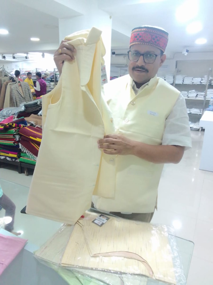 dineshpratapbjp's tweet photo. इस गांधी जयंती पर #MakeinIndia उत्पाद खरीदने का संकल्प लेते हुए खादी वस्त्रों की खरीददारी की ।
आइए हम सब मिलके #AatamnirbharBharat के बारे में जागरूकता फैलाएं।

#GandhiJayanti #Khadi https://t.co/edWgdkVr49