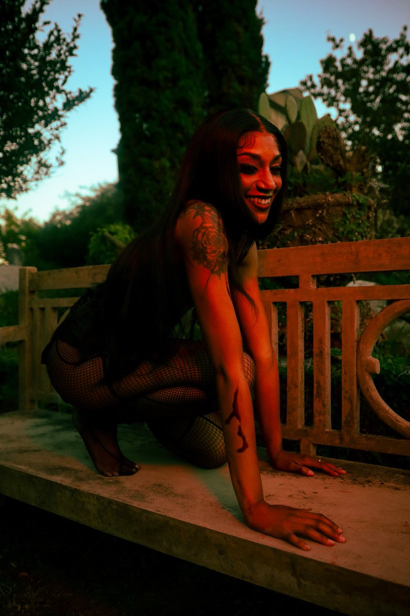 gnarly girl 💋 tweet media