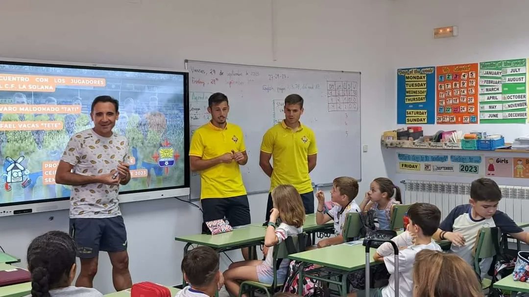 Cflasolana's tweet photo. 🏃🏻‍♂️ SEMANA EUROPEA DEL DEPORTE
🗣️ ENCUENTRO CON JUGADORES C.F. LA SOLANA.

Queremos agradecer la colaboración de nuestros  jugadores @19_lvaro y @tetevacas10 , que fueron a contar sus experiencias, sus trayectorias deportivas y lo importante que es estudiar.. + https://t.co/Hq5fNUYa0X