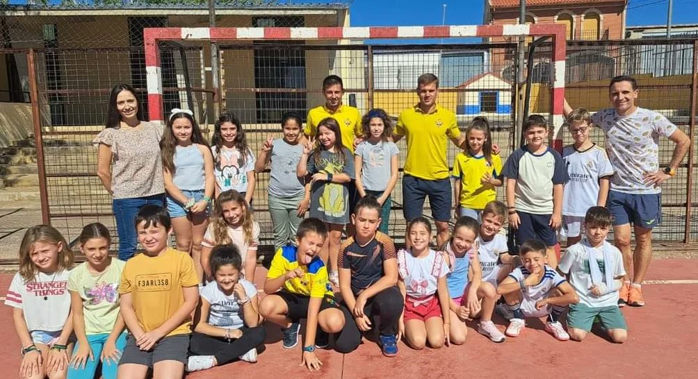Cflasolana's tweet photo. 🏃🏻‍♂️ SEMANA EUROPEA DEL DEPORTE
🗣️ ENCUENTRO CON JUGADORES C.F. LA SOLANA.

Queremos agradecer la colaboración de nuestros  jugadores @19_lvaro y @tetevacas10 , que fueron a contar sus experiencias, sus trayectorias deportivas y lo importante que es estudiar.. + https://t.co/Hq5fNUYa0X