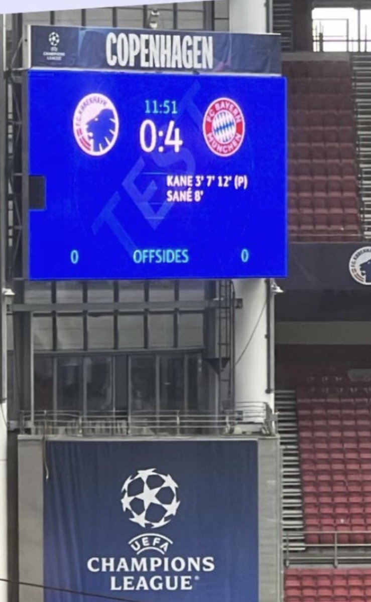 mortensax's tweet photo. Interesting how @FCKobenhavn are stress testing the screens before the game against @FCBayern

#fcbayern #ucl https://t.co/WyKIYo0hPM