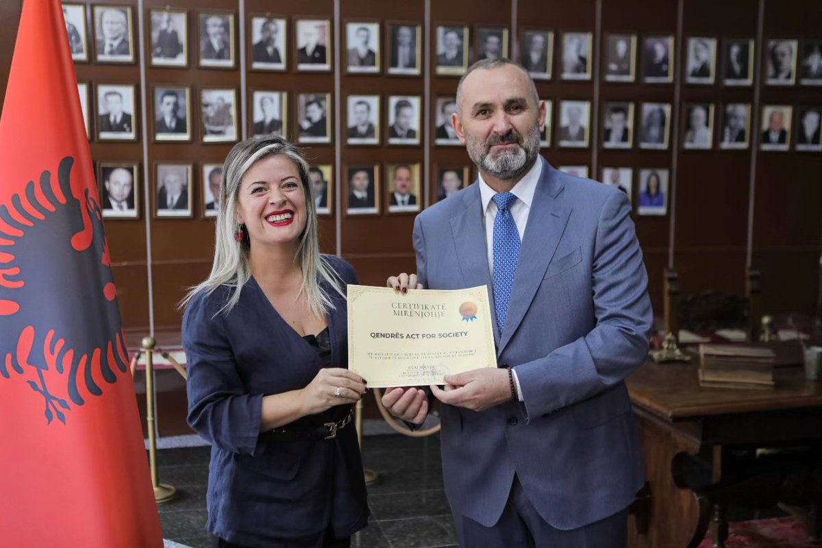 SocietyAct's tweet photo. 🔸️Sa krenarë jemi kur puna shpërblehet.

✨️Sot ndajmë me Ju të dashur miq, disa nga momentet e shpërndarjes së çertifikatave të Mirënjohjes në Ministrinë e Drejtësisë. 🏅

Jemi shumë të lumtur që jemi pjesë e kësaj mirënjohje!🤗🙏

@AustriainALB
@CARE_Balkans https://t.co/loAWZVDq8t