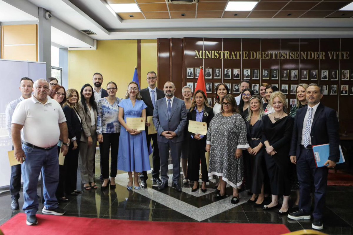 SocietyAct's tweet photo. 🔸️Sa krenarë jemi kur puna shpërblehet.

✨️Sot ndajmë me Ju të dashur miq, disa nga momentet e shpërndarjes së çertifikatave të Mirënjohjes në Ministrinë e Drejtësisë. 🏅

Jemi shumë të lumtur që jemi pjesë e kësaj mirënjohje!🤗🙏

@AustriainALB
@CARE_Balkans https://t.co/loAWZVDq8t