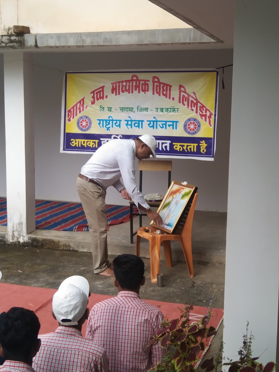 nssGhsslilejhr's tweet photo. स्वच्छता ही सेवा विषय पर स्वयंसेवक द्वारा पेंटिंग बनाई गई।गांधी जयंती  पर स्वच्छता अभियान चलाया गया। nss unit Lilejhar @_NSSIndia @ashokshrotinss @DrDadulal @NeetaBajpai5 @NssChhattisgarh @NSSRDBhopal @Rajkumarnss @YASMinistry @nsssmkubCG https://t.co/Qj1ar69ozO