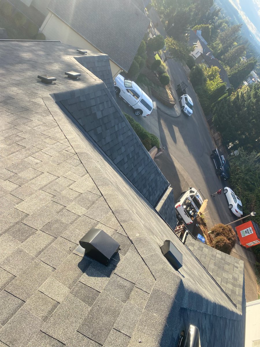 NwRoofTechInc's tweet photo. What a beautiful roof done by Northwest roof tech! #nwrooftech #roof #shingles #grey https://t.co/HjCftmenrv
