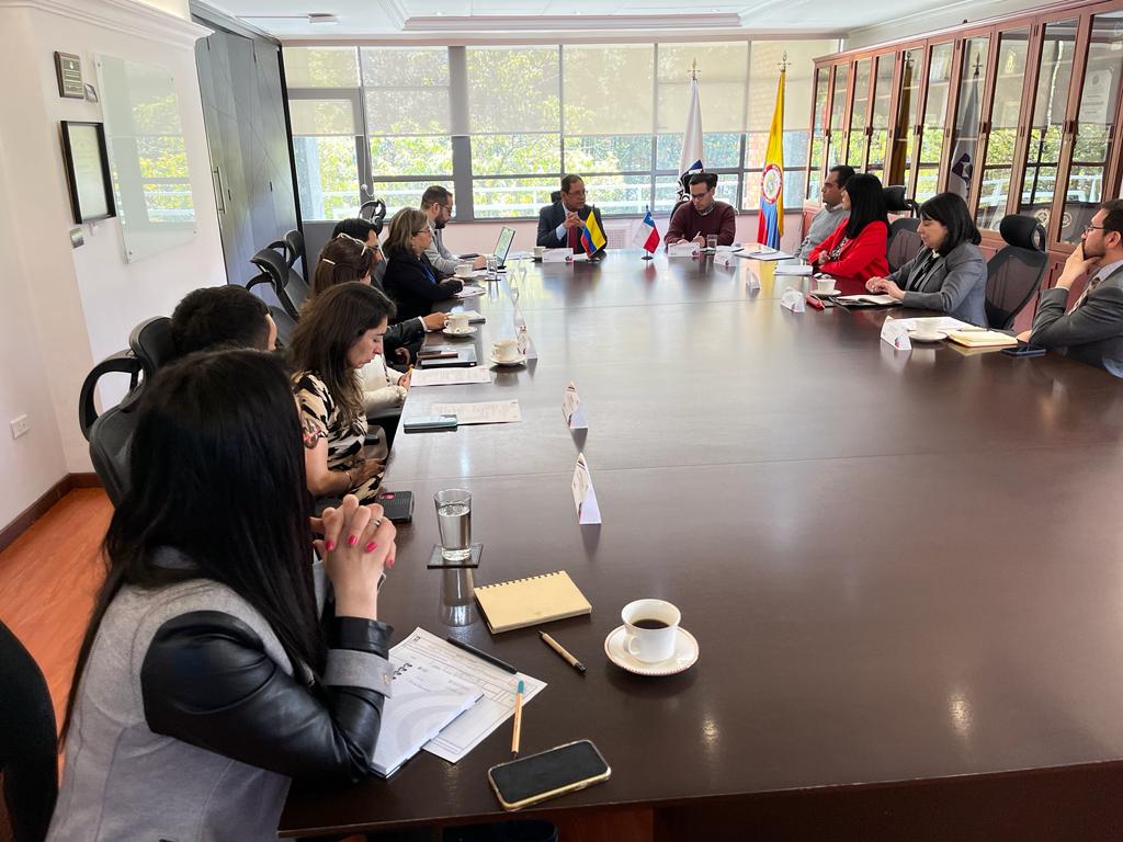 igacColombia's tweet photo. ¡#IGACInternacional hace parte de #COMIXTA 🇨🇴🤝🇨🇱!
Con @igm_chile estamos intercambiando conocimiento y construyendo proyecto de cooperación para fortalecer red geodésica y las metodologías de producción y validación cartográfica a partir de insumos de observación de la Tierra💪 https://t.co/TlTguKyRns