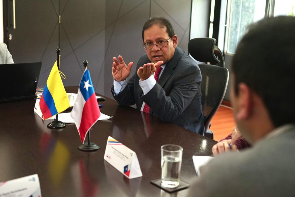 igacColombia's tweet photo. ¡#IGACInternacional hace parte de #COMIXTA 🇨🇴🤝🇨🇱!
Con @igm_chile estamos intercambiando conocimiento y construyendo proyecto de cooperación para fortalecer red geodésica y las metodologías de producción y validación cartográfica a partir de insumos de observación de la Tierra💪 https://t.co/TlTguKyRns