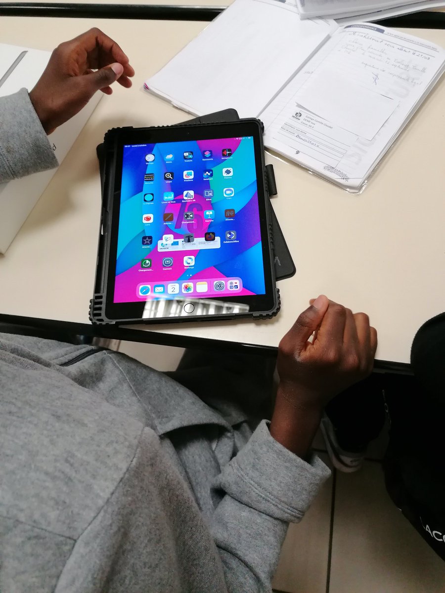 Enrôlement des tablettes par le département <a href="/seinemaritime/">Seine-Maritime</a> au collège @CamilleRouen. 120 élèves équipés pour pouvoir travailler autrement en complément des enseignements traditionnels. Demain remise aux parents