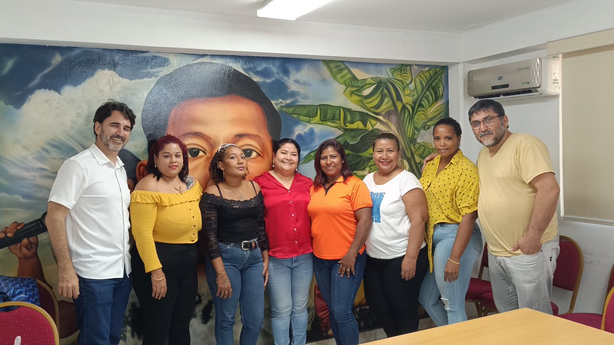 RedTraSex's tweet photo. 🇵🇦 #Panama Reunidas con las compañeras de Mujeres con Dignidad y Derechos de Panamá #MDDP.

Gracias a Convergencia Sindical @CS_Panama por el espacio y apoyo a nuestra lucha como mujeres trabajadoras.

¡No somos el problema, somos parte de la solución! #TrabajoSexualEsTrabajo 🧡 https://t.co/L8wqheyUoQ