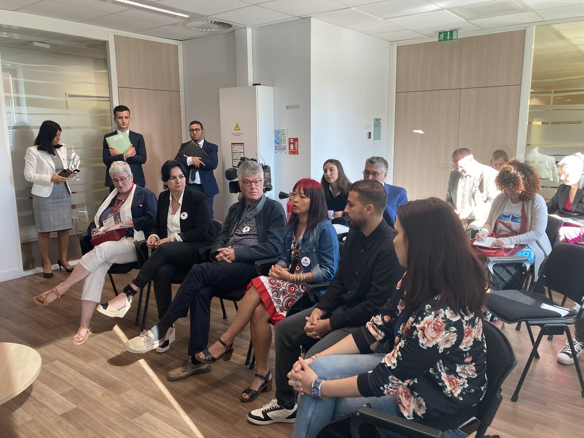 J_Sanfilippo's tweet photo. Accueilli par @TOUBEAUfred au sein de l’agence @poleemploi_ara de #LyonConfluence, le Ministre @olivierdussopt a rencontré les équipes @pole_emploi et @Capemploi_ du #Rhône pour partager leurs actions communes en faveur des demandeurs d’emploi en situation de handicap 🤝 https://t.co/PIe1zNbhOL