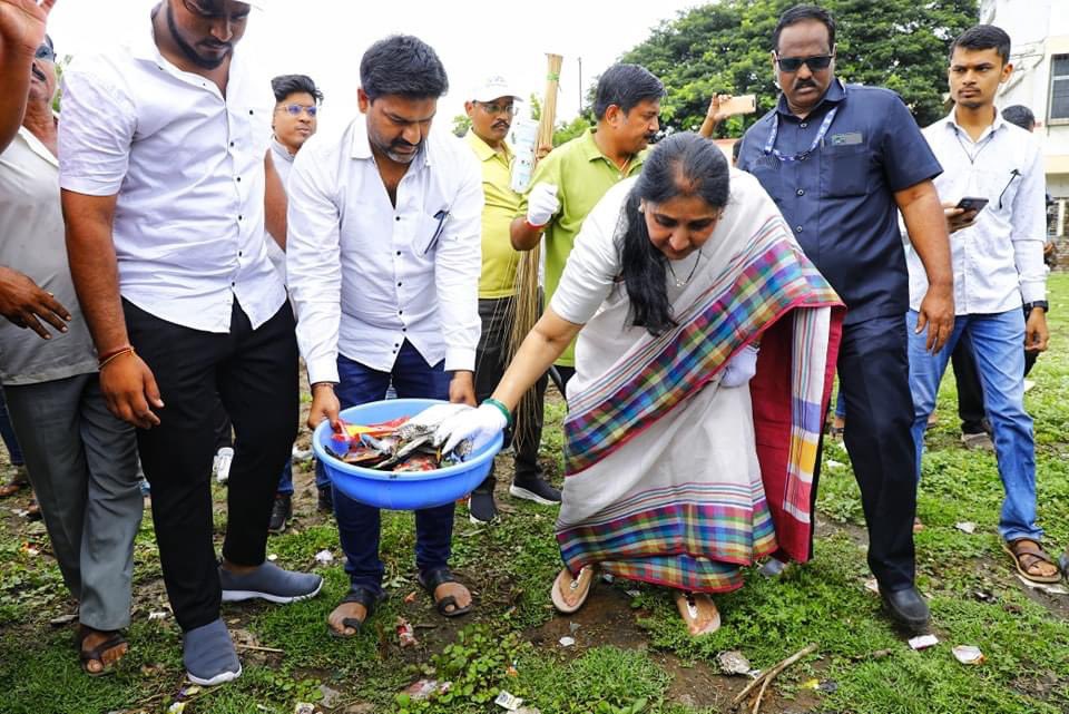 Sunetra Ajit Pawar (@sunetraa_pawar) on Twitter photo व्यक्तीगत आयुष्यात स्वच्छतेची आवड असेल तर आपला परिसरही स्वच्छ राहायला मदत होईल. त्या अनुषंगाने प्रत्येकानंच प्रयत्नशील राहायला हवं.. <a href="/E_Forum_OfIndia/">Environmental Forum Of India (NGO)</a> <a href="/AjitPawar_NCP/">WE SUPPORT AJITDADA PAWAR</a> व्यक्तीगत आयुष्यात स्वच्छतेची आवड असेल तर आपला परिसरही स्वच्छ राहायला मदत होईल. त्या अनुषंगाने प्रत्येकानंच प्रयत्नशील राहायला हवं.. <a href="/E_Forum_OfIndia/">Environmental Forum Of India (NGO)</a> <a href="/AjitPawar_NCP/">WE SUPPORT AJITDADA PAWAR</a>