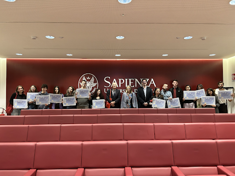 ggramaglia's tweet photo. Buongiorno. @CorisSapienza @presscoris: al via oggi l'edizione 2023/'24 del corso #Bejour, Becoming a journalist in Europe. Docenti: #MariaRomanaAllegri @ChRuggiero @tizidisi, oltre a me https://t.co/j1q9prQ88r. Foto: l'evento finale dell'edizione 2022/'23, in alto gli attestati https://t.co/MC4N1953P9