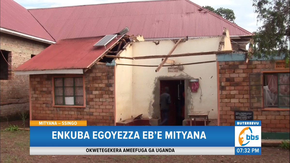 bbstvug's tweet photo. Nnamutikwa w’enkuba eyatonnye akawungeezi k’eggulo yalese abatuuze b’e Mityana bafumbya miyagi, nga n’abamu tebalina webeegeka luba olw’okwonoona ebintu byabwe. Mu nkuba eno eyafudembye amasinzizo, amasomero, ennyumba byatikkuseeko obusolya era bannyini byo basobeddwa eka ne mu kibira. #BBSKATI #BBSGambuuze #BBSAgeesigika