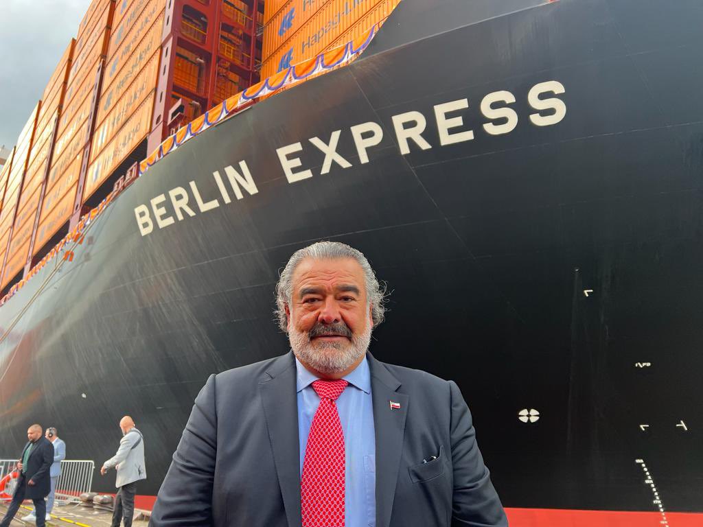 aluksicc's tweet photo. Hoy en Hamburgo en la botadura del barco "Berlin Express" , junto a autoridades de la ciudad y la madrina del buque, Elke Büdenbender, esposa  del presidente de Alemania . Un barco de última tecnología para 23.600 contenedores, importante hito para Hapag-Lloyd !! Muy agradecido de la cariñosa recepción en esta linda ciudad 🇨🇱🇩🇪